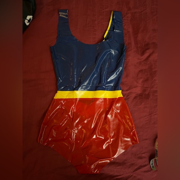 Supergirl Latex Bodysuit - Picture 4 of 5